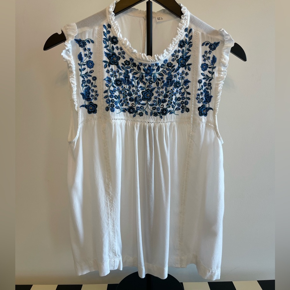 Sfera Sleeveless Top with Beautiful Floral Embroidery